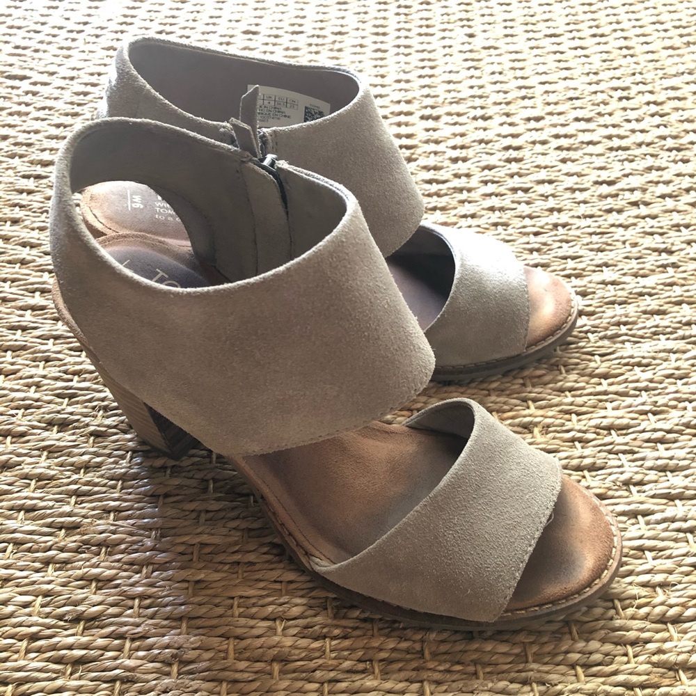 TOMS sandals || Size 6